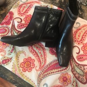 Short leather ankle boots